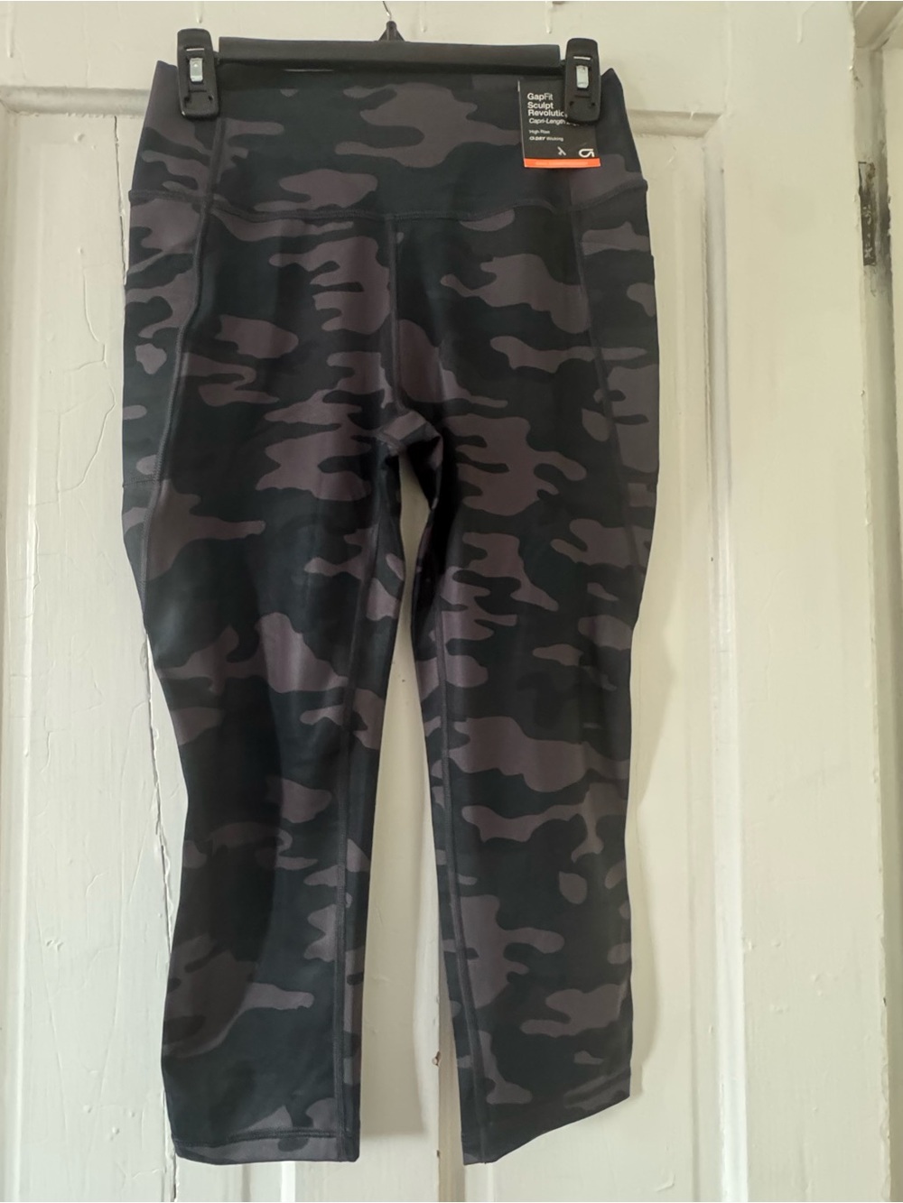 NWT GAPfit sculpt revolution camo 3/4 leggings